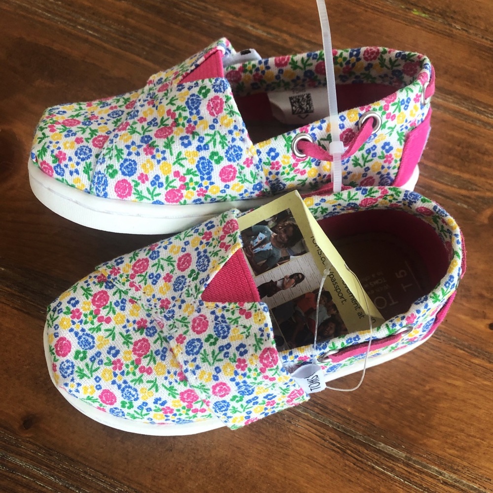 SOLD NWT Toms c5